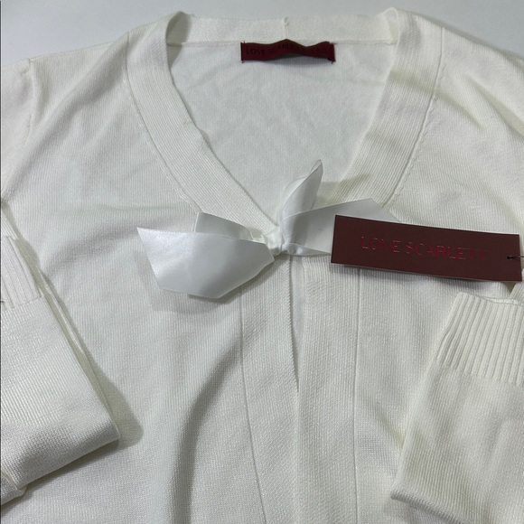 Elegant Women's V-Neck Sweater in Cream - Picture 6 of 16